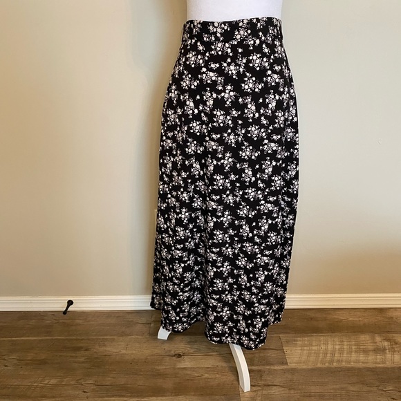 Dresses & Skirts - NWOT Black and White Floral Midi